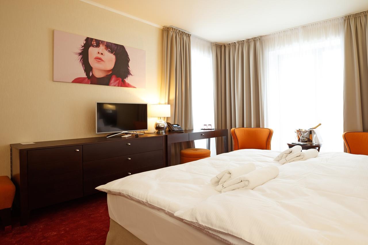 Hotel Bystra Снина Екстериор снимка