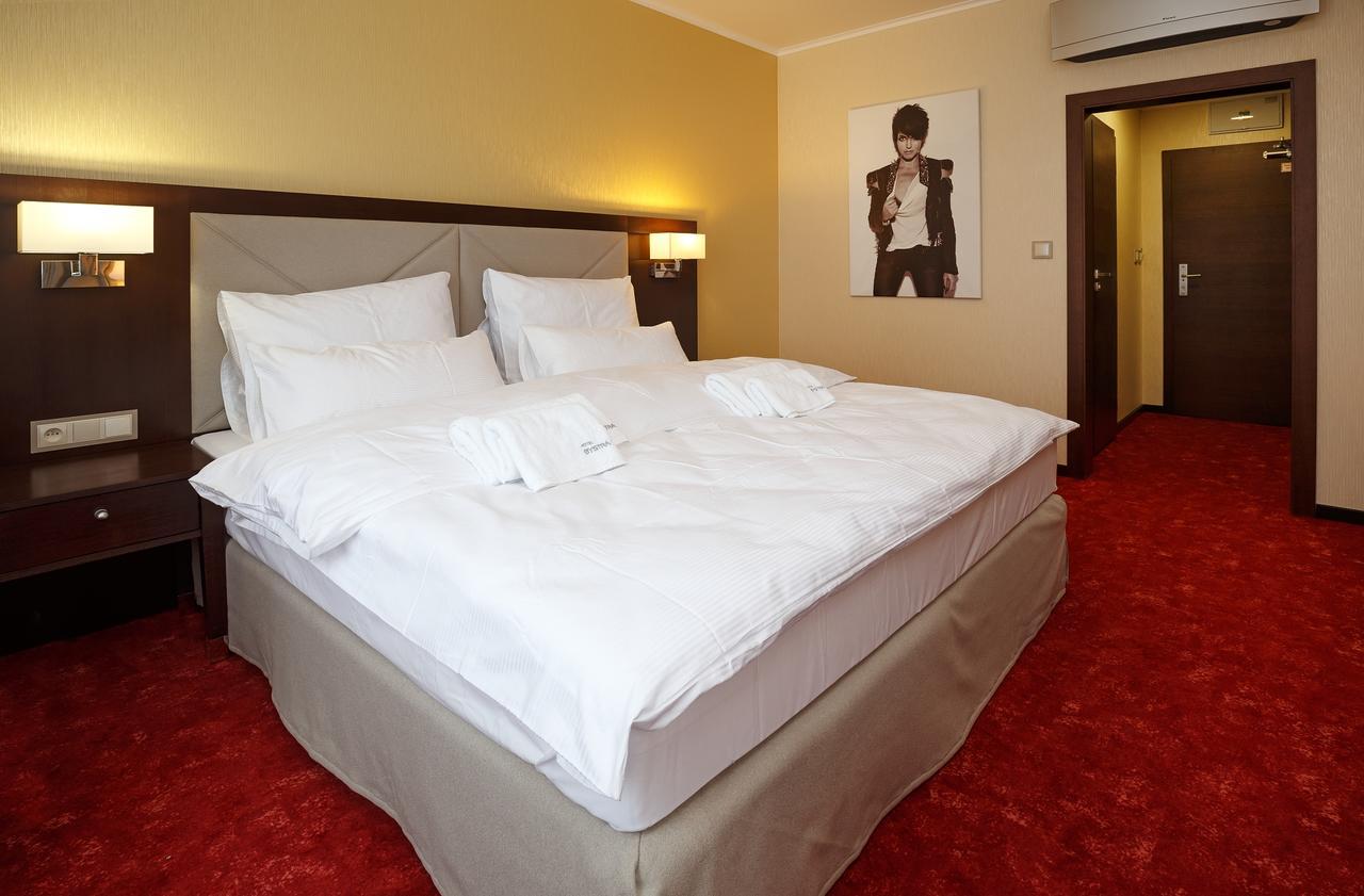 Hotel Bystra Снина Екстериор снимка